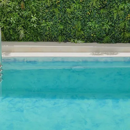 Beachside Apartment-pool-parking